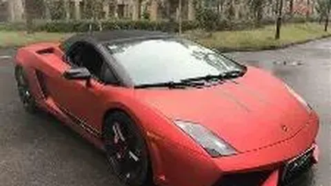 张兴朝访谈现场橙色马甲吸睛，寸头发型独树一帜引关注