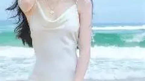 小学生围观兄长踢十五运足球赛，童声加油响彻赛场